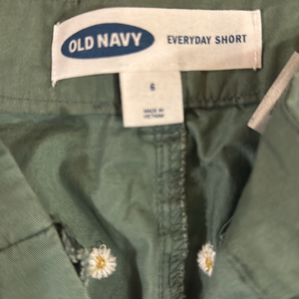 Old navy, size 6, green shorts with daisy flowers Gently worn in great condition - Picture 4 of 5